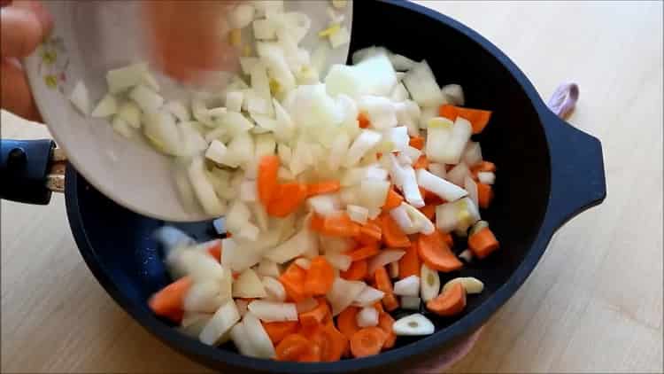 Za kuhanje heljde, pržite povrće