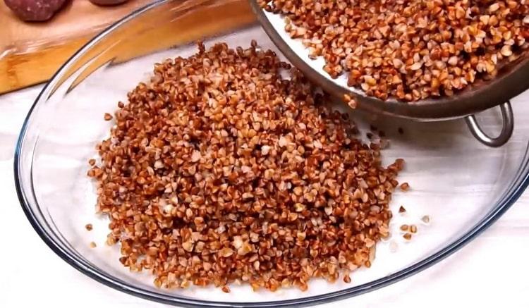 Para preparar trigo sarraceno, ponga los granos en el molde