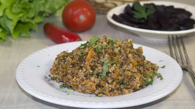 trigo sarraceno con carne picada en una sartén está listo