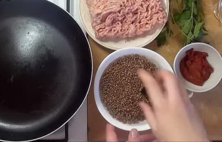 How to cook buckwheat with minced meat in a pan