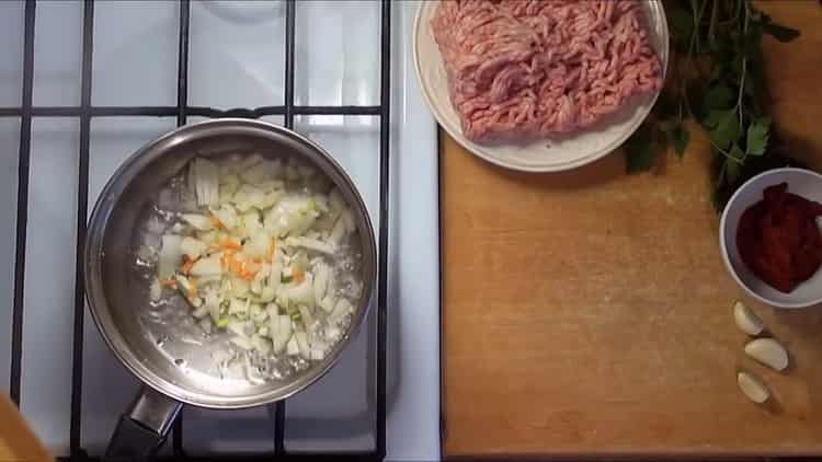 Tostadas, freír las cebollas