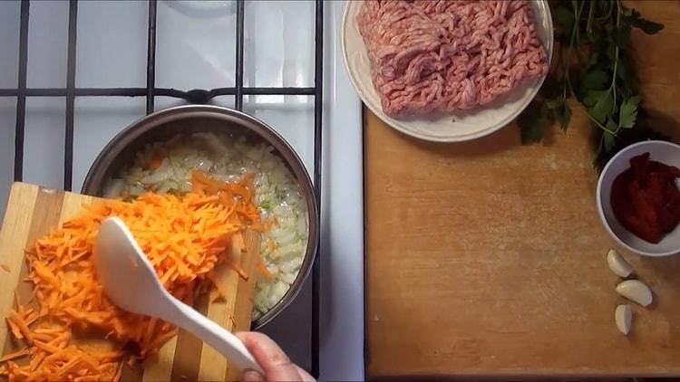 Freír las zanahorias para cocinar.