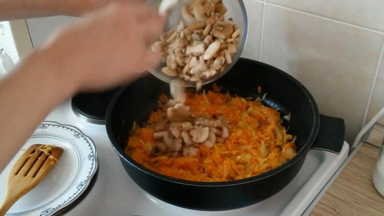 Fry the mushrooms to cook.