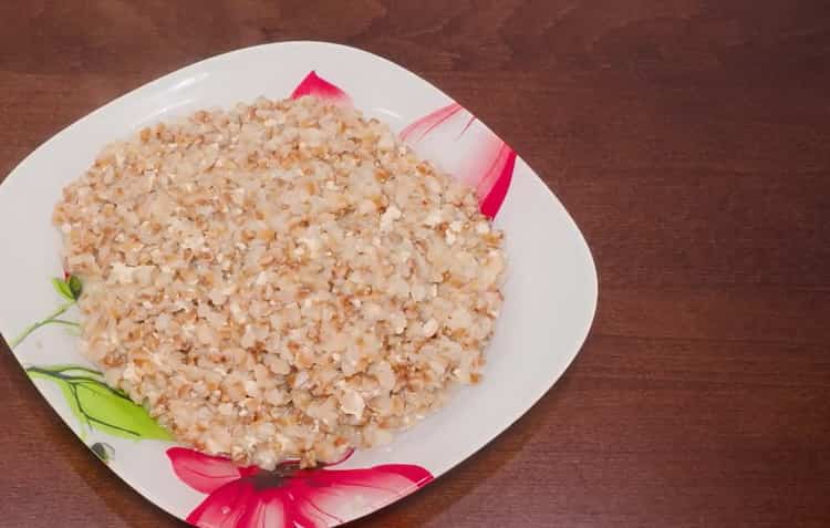 Deliciosas gachas de trigo sarraceno con leche en una olla de cocción lenta