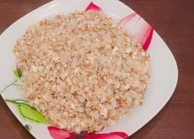 Gachas de trigo sarraceno con leche en una olla de cocción lenta según una receta paso a paso con foto