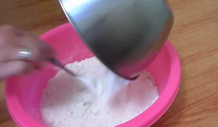 Tamizar la harina para hacer pasteles