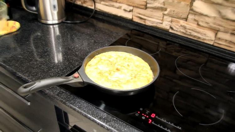 To make tortilla, fry the potatoes