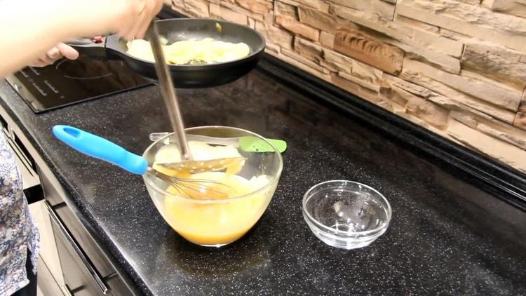 Pour faire une tortilla, mélangez des pommes de terre avec des pommes de terre