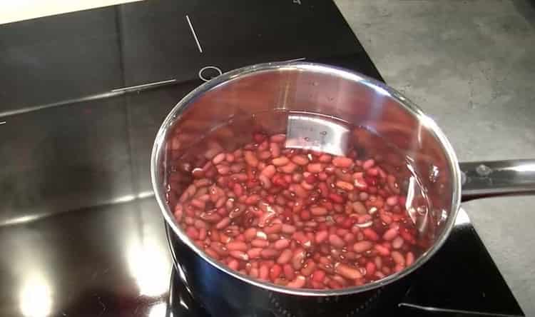 Banlawan ang mga beans sa ilalim ng tubig na tumatakbo