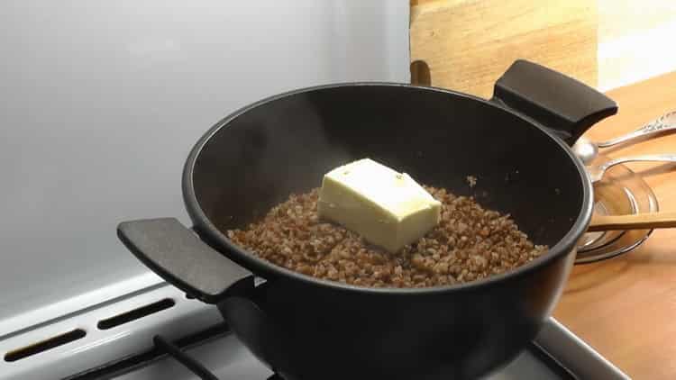 Pour faire du porridge, ajoutez de l'huile aux céréales