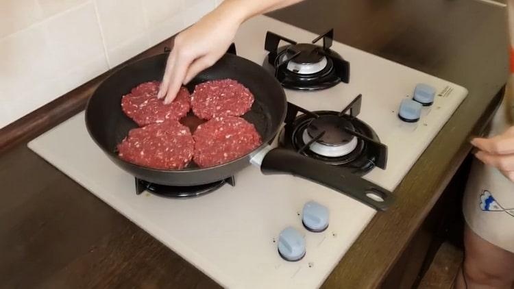 To make the sauce, fry the patties