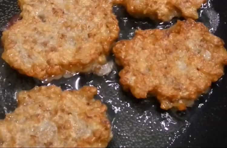 To cook, fry the minced meat