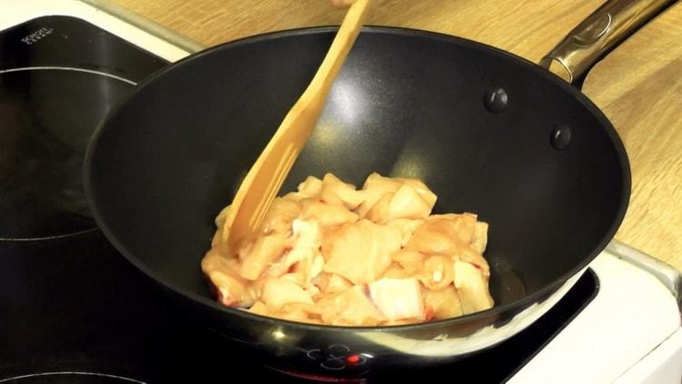 Freír carne para cocinar