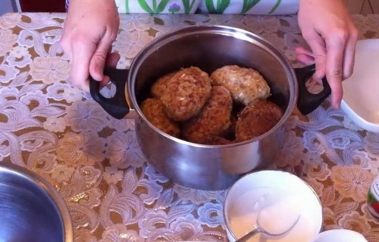 Pour faire des rouleaux de chou, faites frire les côtelettes