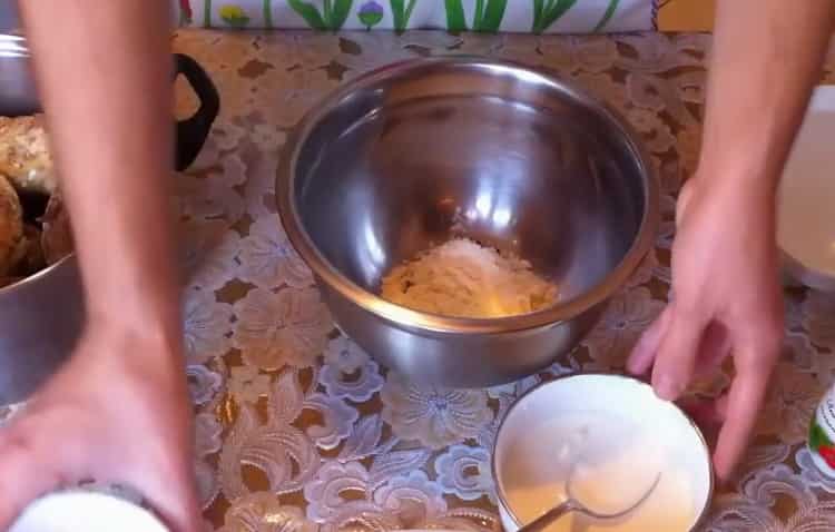 Da biste napravili punjeni kupus, pomiješajte sastojke za umak.