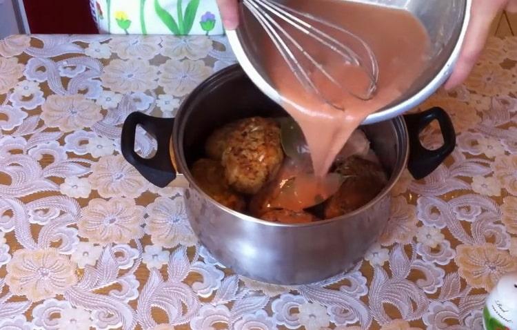 Pour la préparation du chou farci, remplissez les galettes de sauce