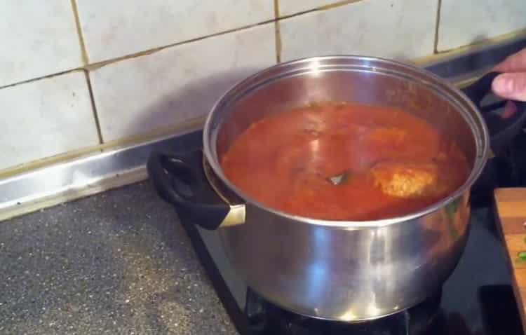 Rouleaux de chou paresseux dans une casserole selon une recette détaillée avec photo