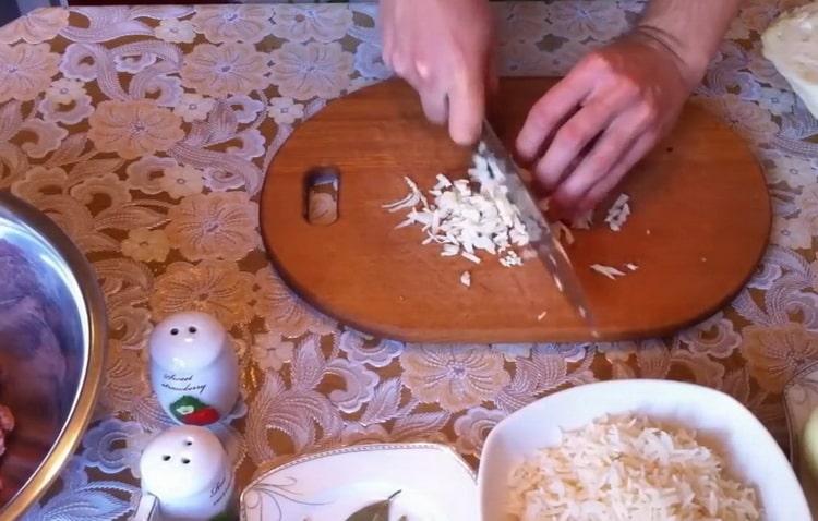 Cocinar rollos de repollo perezoso en una sartén