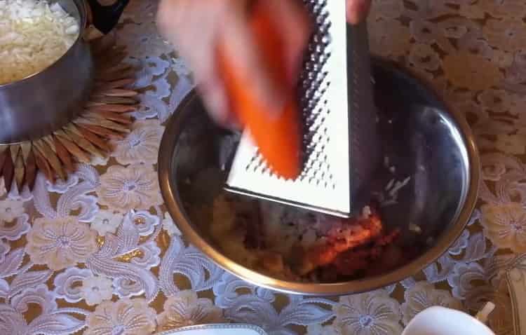 Para preparar rollos de repollo, rallar las zanahorias