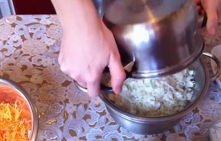 Para mezclar rollos de repollo, mezcle los ingredientes
