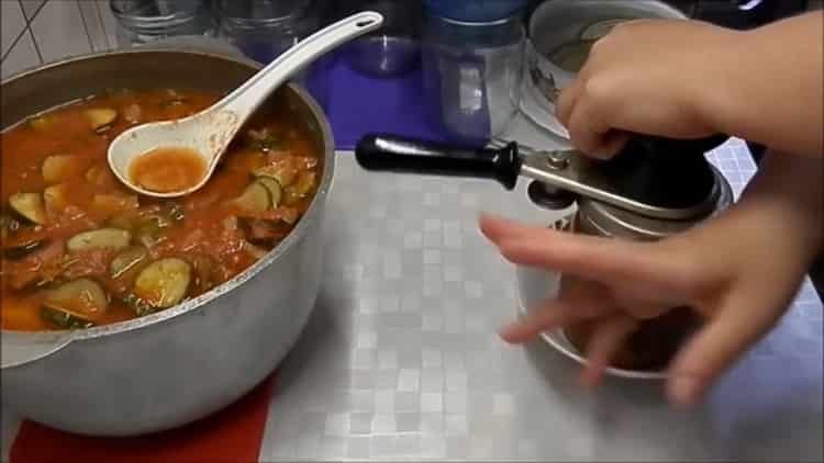 Pour cuisiner lecho remplir les plats