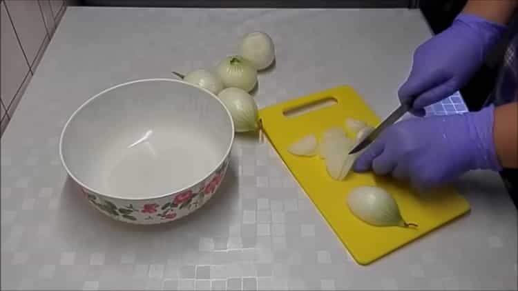 Para cocinar lecho, picar la cebolla