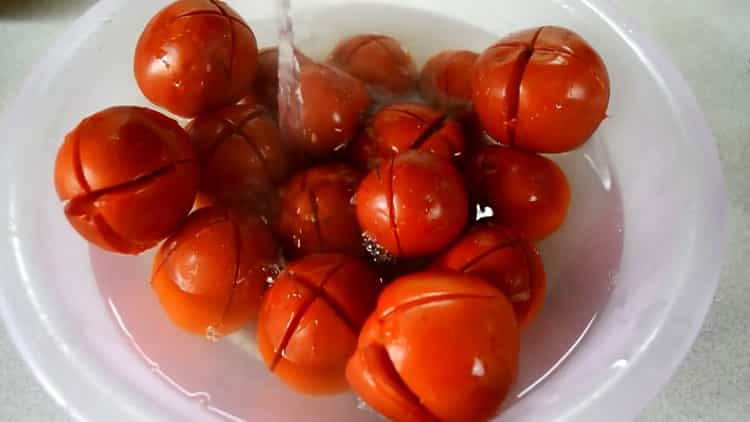 To prepare lecho, prepare the tomatoes