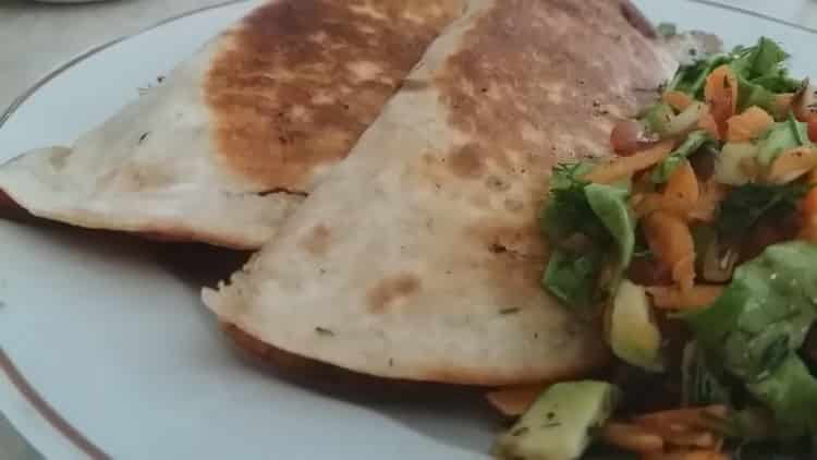 Tortilla fourrée selon une recette pas à pas avec photo