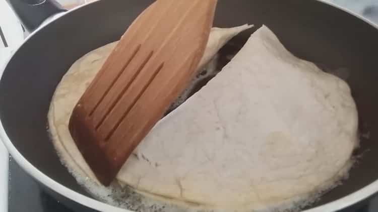 Para hacer una comida, fríe la tortilla.