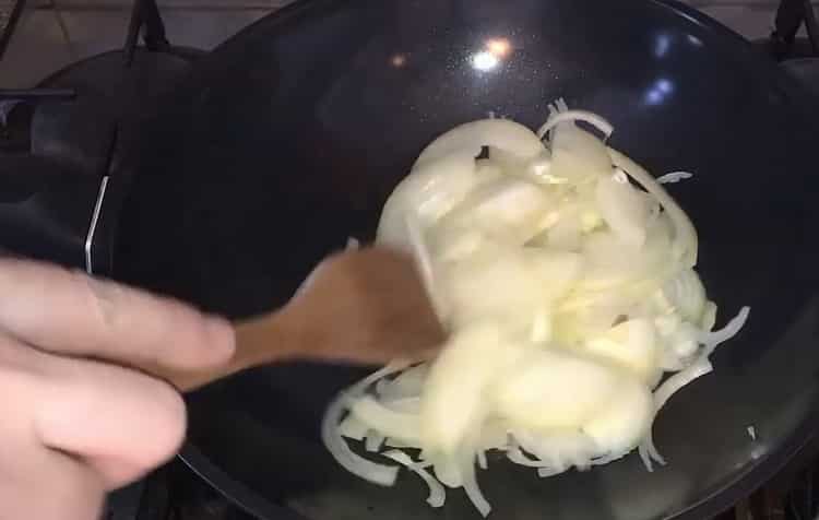 Freír la cebolla para hacer una ensalada.