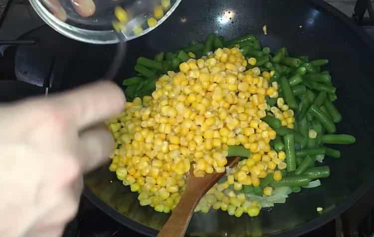Pomiješajte sastojke da napravite salatu.