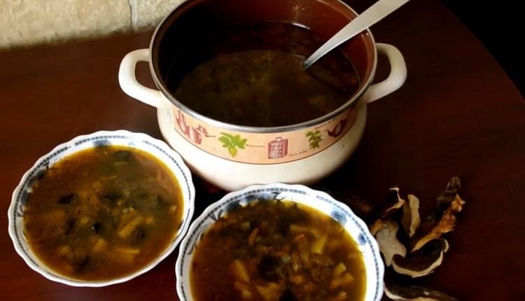 sopa de champiñones secos con cebada está lista