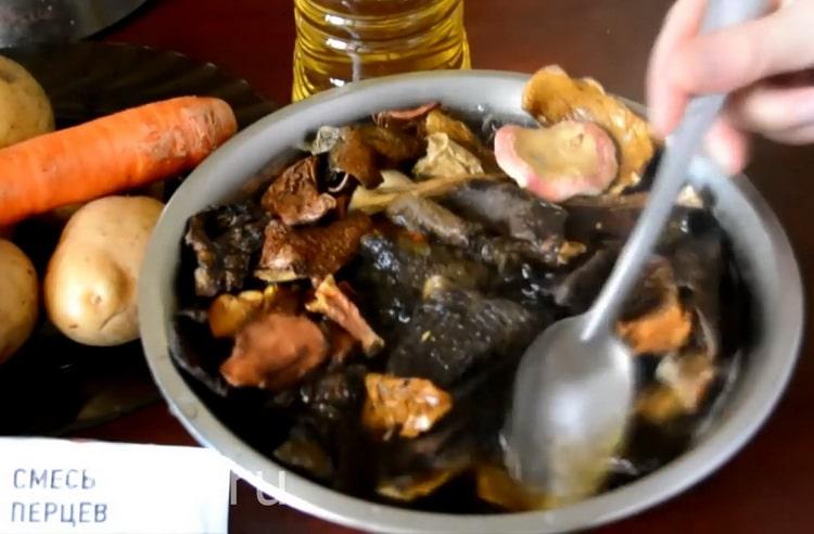 Cooking dried mushroom soup with barley