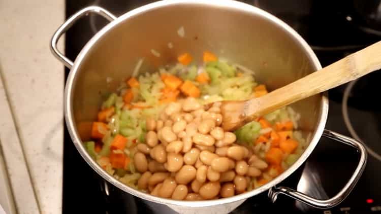 Ajouter des haricots pour faire de la soupe
