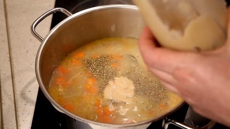Mélanger les ingrédients pour faire la soupe.