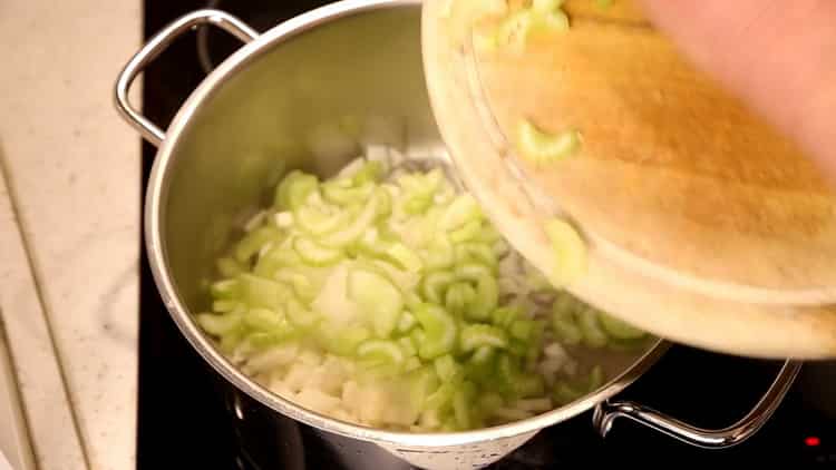 Faire frire le céleri pour faire de la soupe