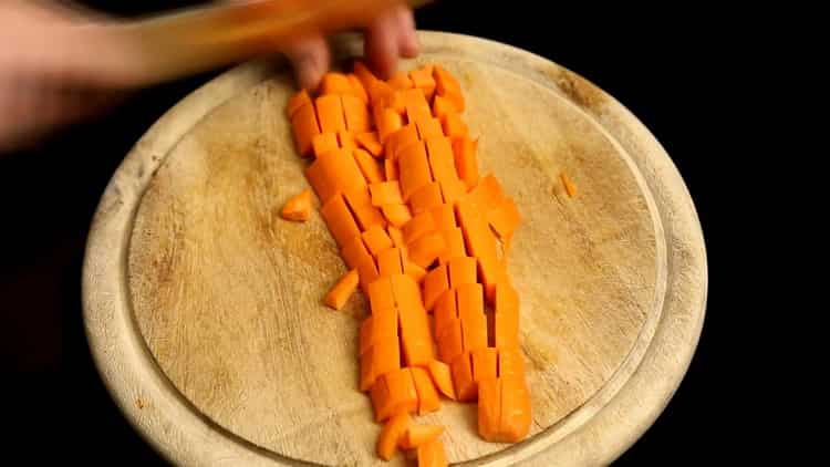 Para hacer sopa, picar zanahorias