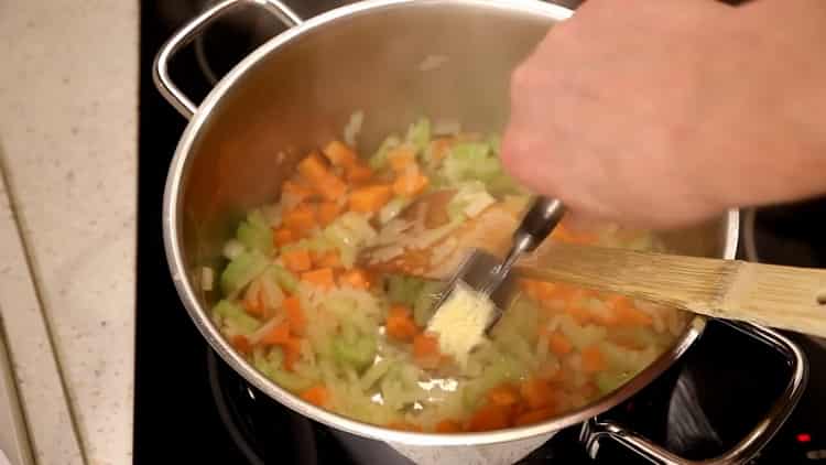 Add the garlic to make the soup.