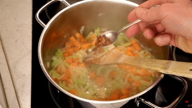 Ajoutez des épices pour faire de la soupe.