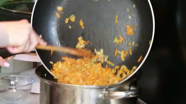 Add soup to the broth to make soup.