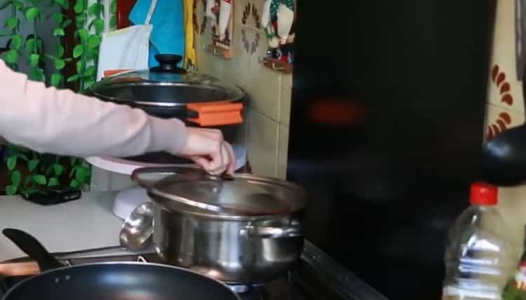 Cocinar sopa con trigo sarraceno y papas