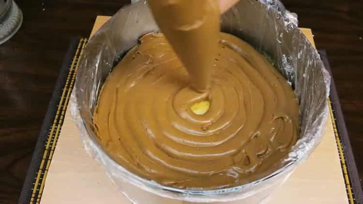 Para hacer un pastel, engrase una galleta con crema