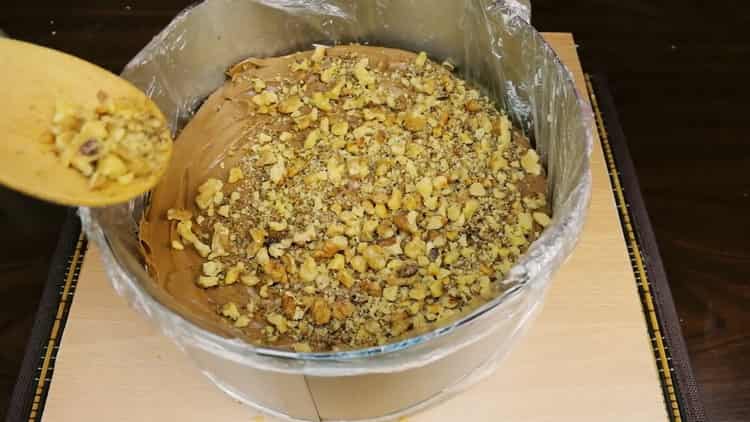 Para hacer un pastel, picar nueces