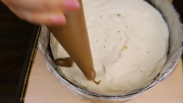 Para preparar el pastel, prepara los ingredientes.