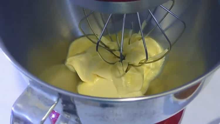 Fouetter le beurre pour faire un gâteau