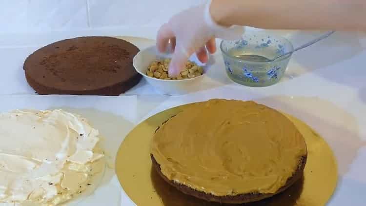 Para hacer un pastel, cubra el pastel con crema