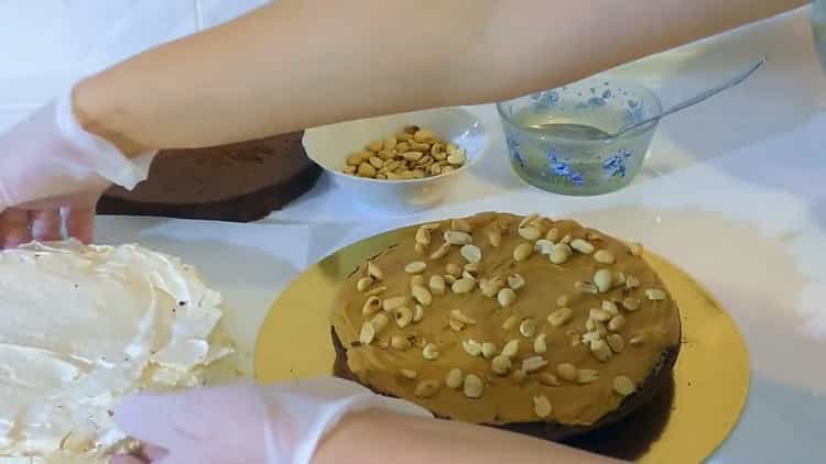 To make a cake, sprinkle the cream with peanuts.