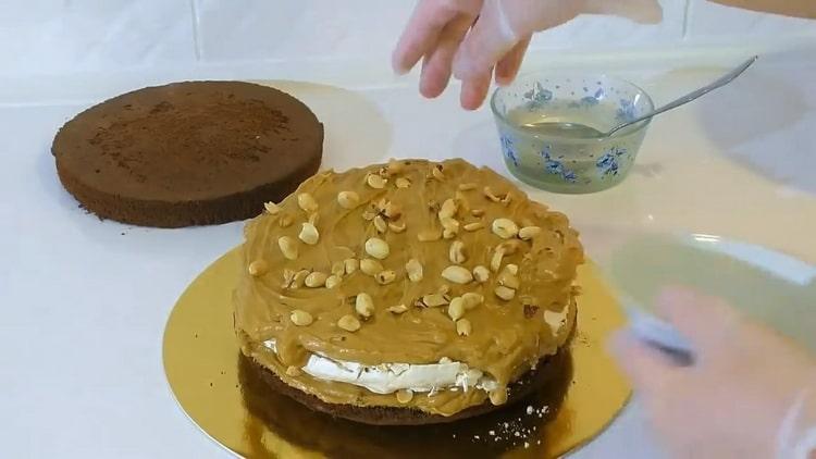 Étalez des couches de gâteau pour faire un gâteau.