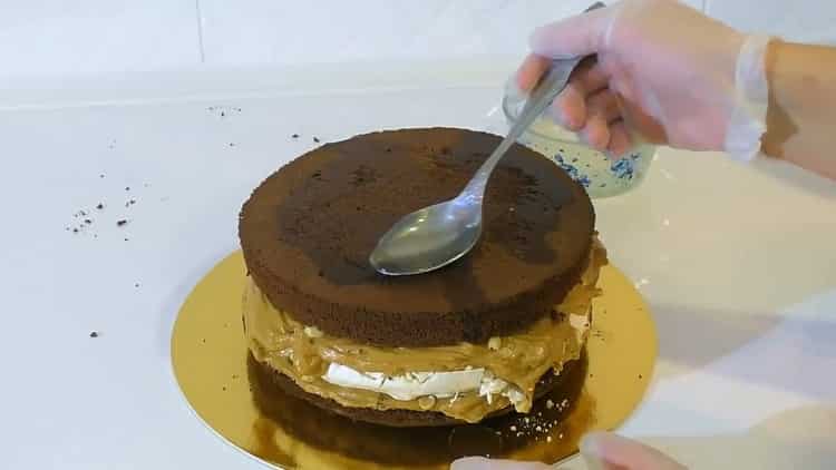 Para hacer un pastel, unte la galleta con crema