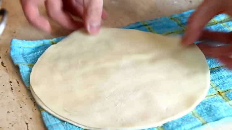 Da biste napravili tortilju, izrežite tijesto.